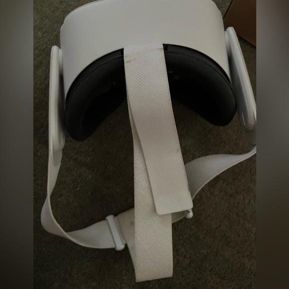 Oculus Quest 2 VR Headset - Picture 4 of 11